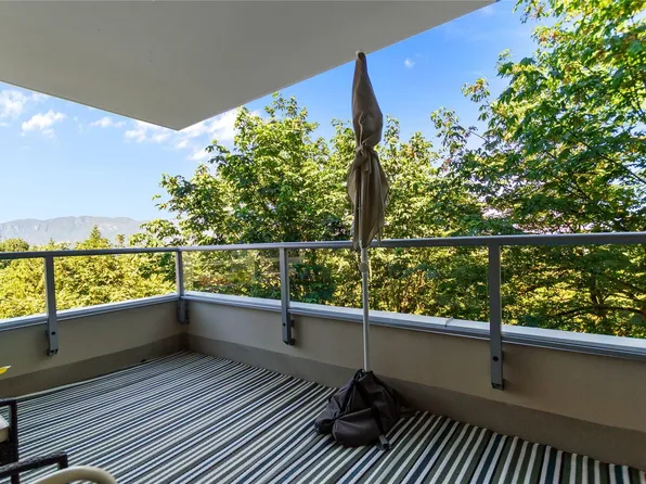 9298 University Cres #307, Burnaby, BC V5A 4X8