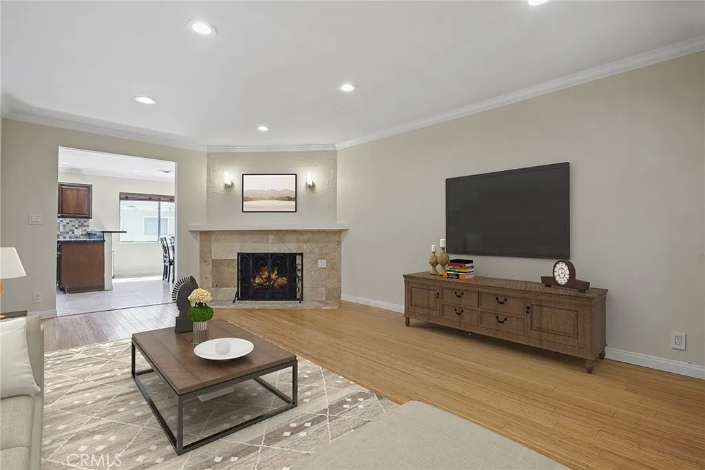 2 bed, 1071 sqft, $3,150 — Photo 2
