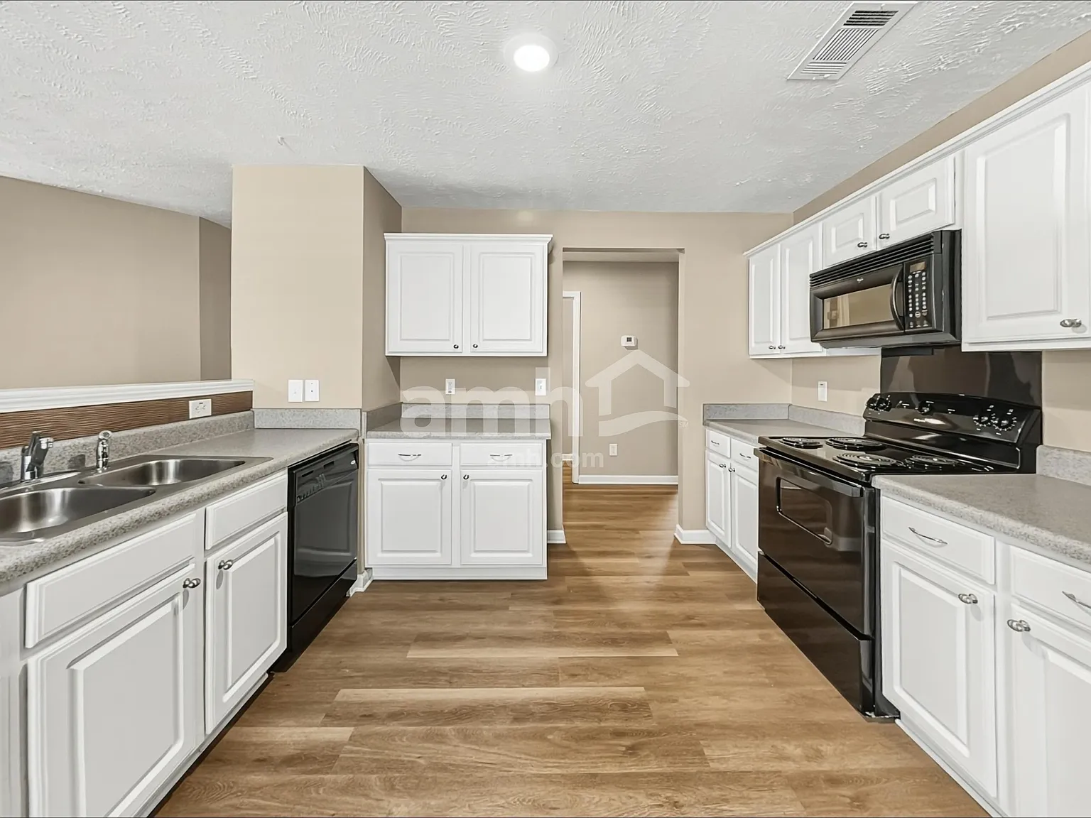 4 bed, 2.5 bath, 2571 sqft, $2,605 — Photo 4