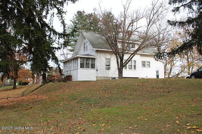 3rd image of 286 Hudson Avenue