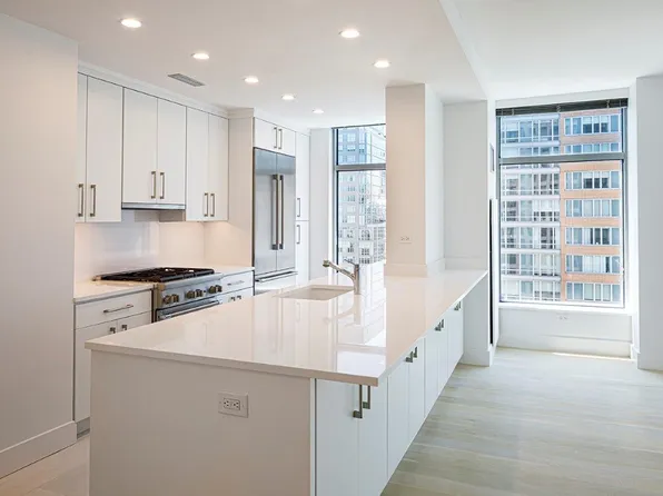 250 East 54th Street image 2 of 21