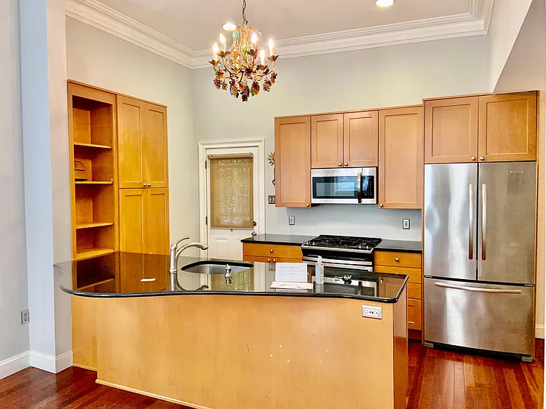 1939 Mount Vernon St #1 — Photo 1