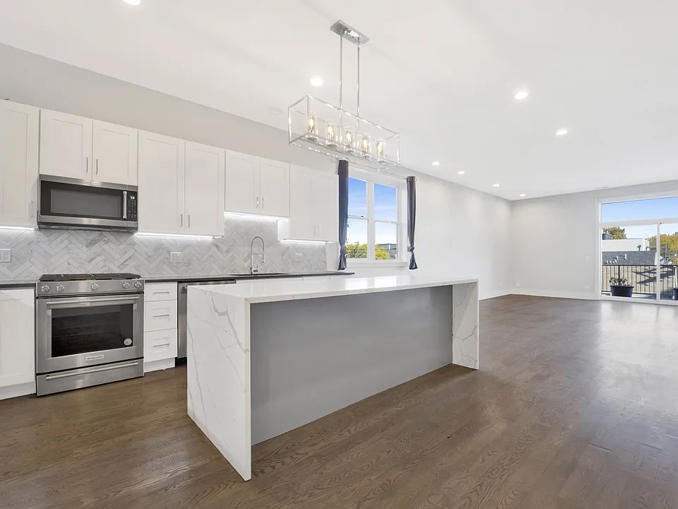 562 W 18th St #3W