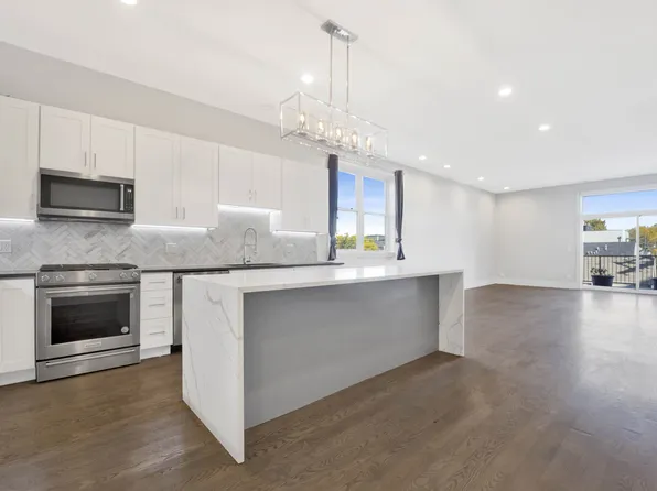 562 W 18th St #3W, Chicago, IL 60616