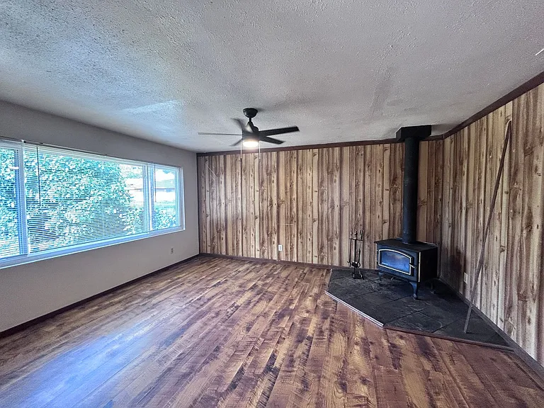 441 Haggin Ave — Photo 2
