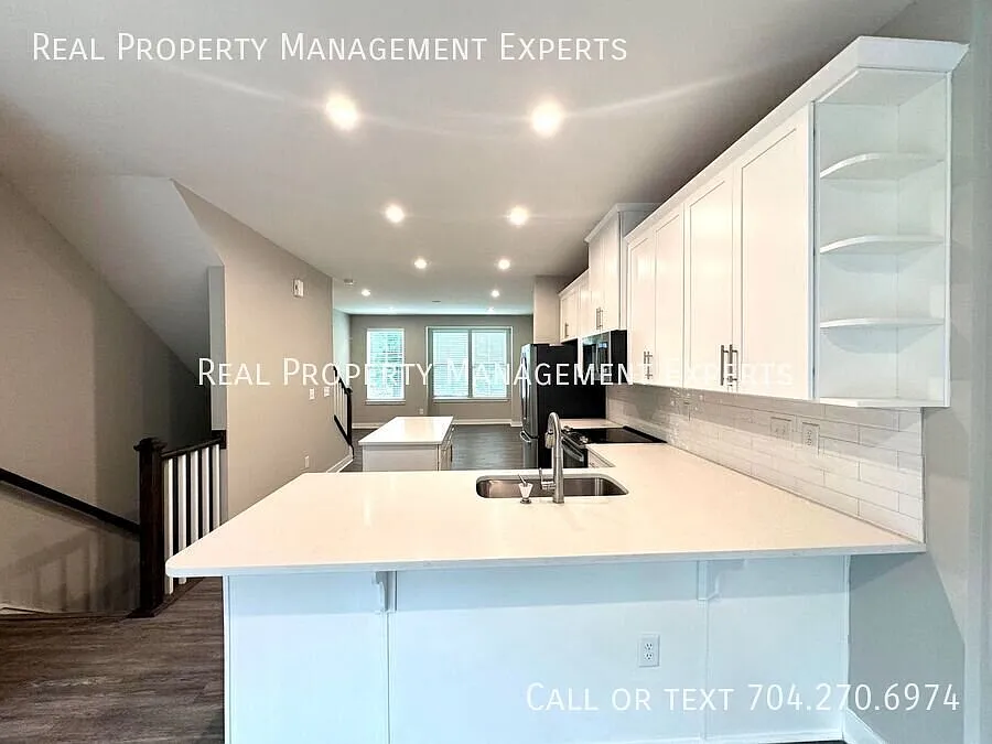 **Move In Special Beautiful 3br/3.5ba Townhouse In Charlotte! — Photo 4