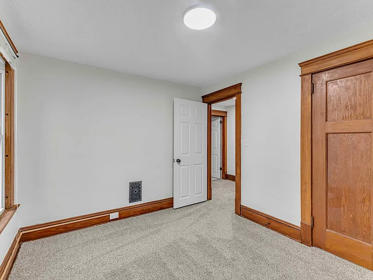 410 Bronson St — Photo 15