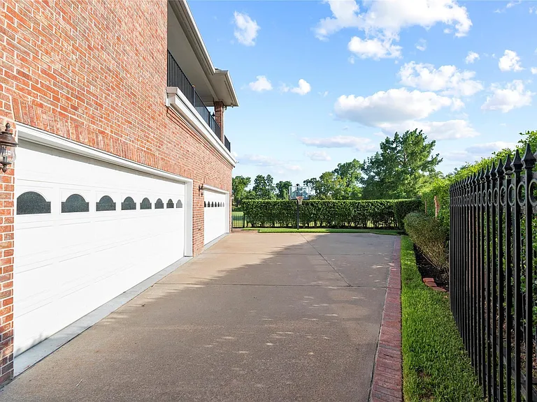 23 Glen Eagles Dr — Photo 38
