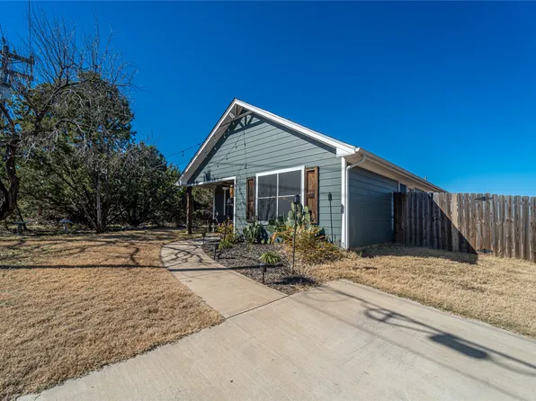 902 Ports O Call Dr, Granbury, TX 76048