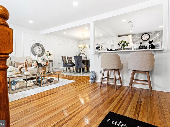 3rd image of 825 Densmore Rd