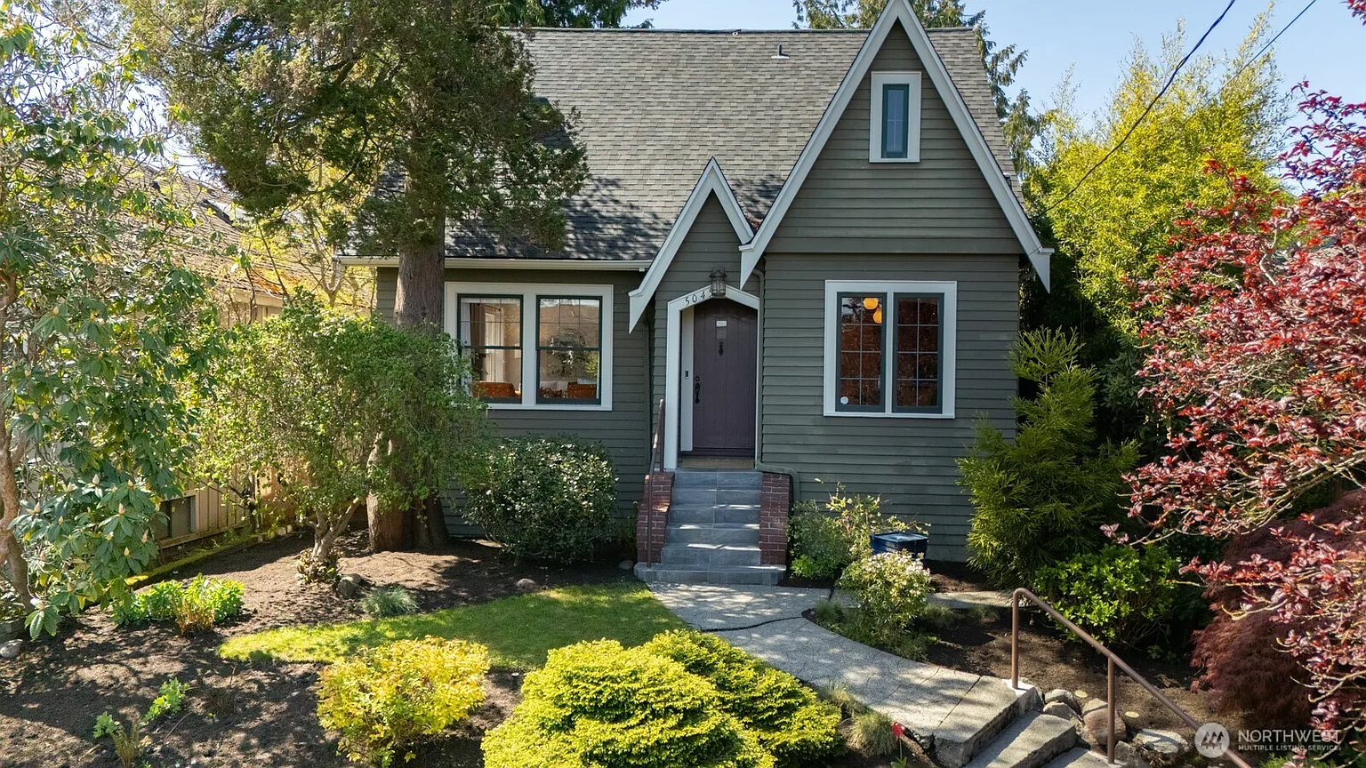 5045 38th Avenue NE photo 1