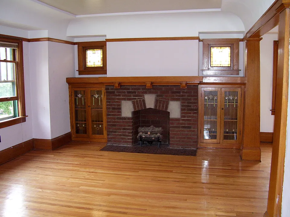 Living Room w/artificial fireplace and built in bookcases