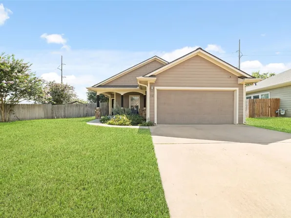 310 Regal Ct, Bellville, TX 77418