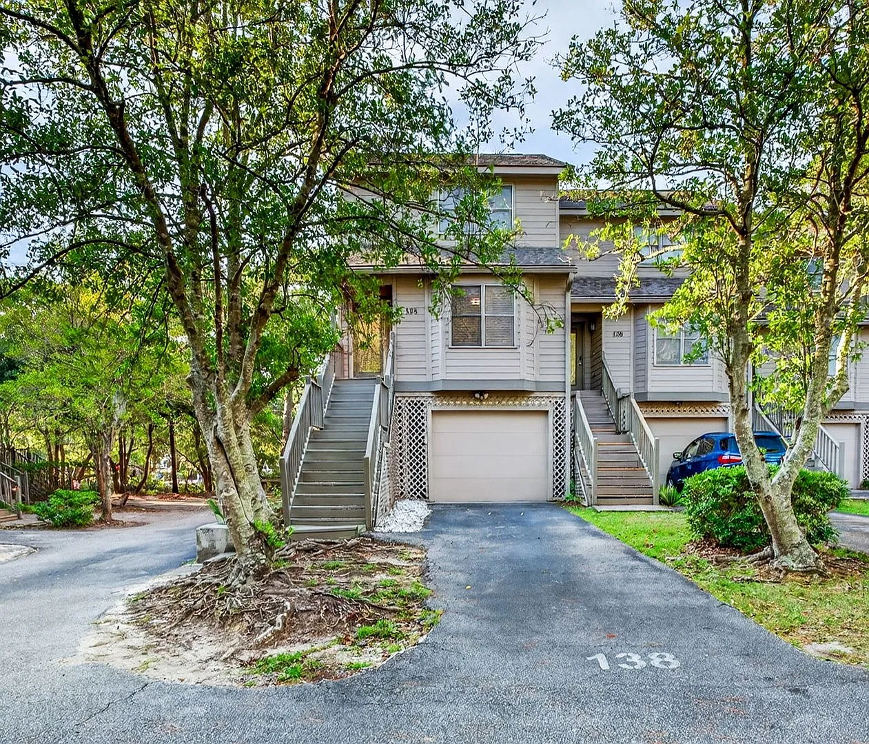 Comfortable Living Minutes from Downtown Charleston — Photo 3