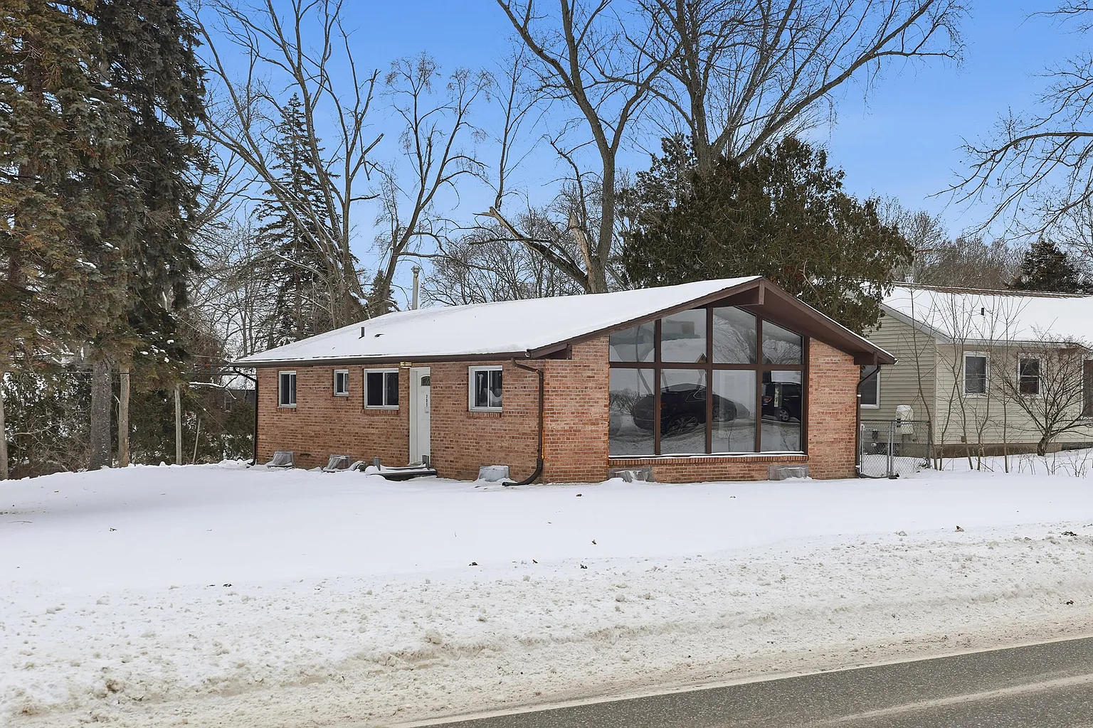 705 Ives Ave photo 1