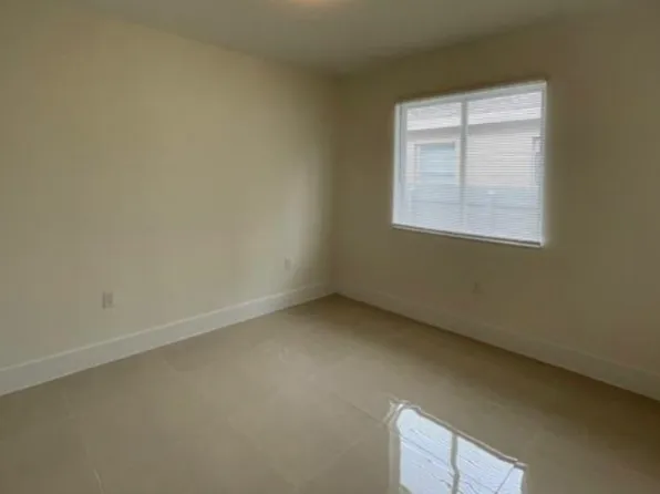 7424 Byron Ave, Miami Beach, FL 33141