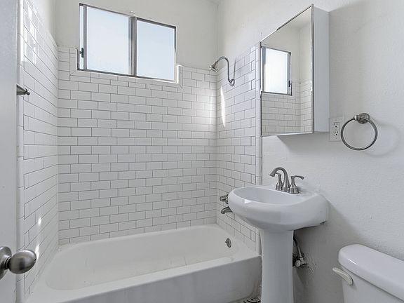 5th image of 5737 Lexington Ave #209