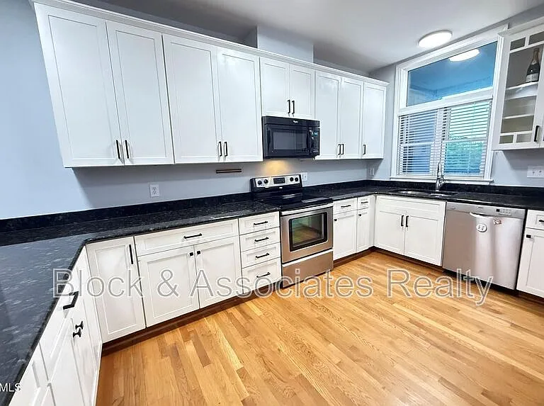 210 E Davie St — Photo 5