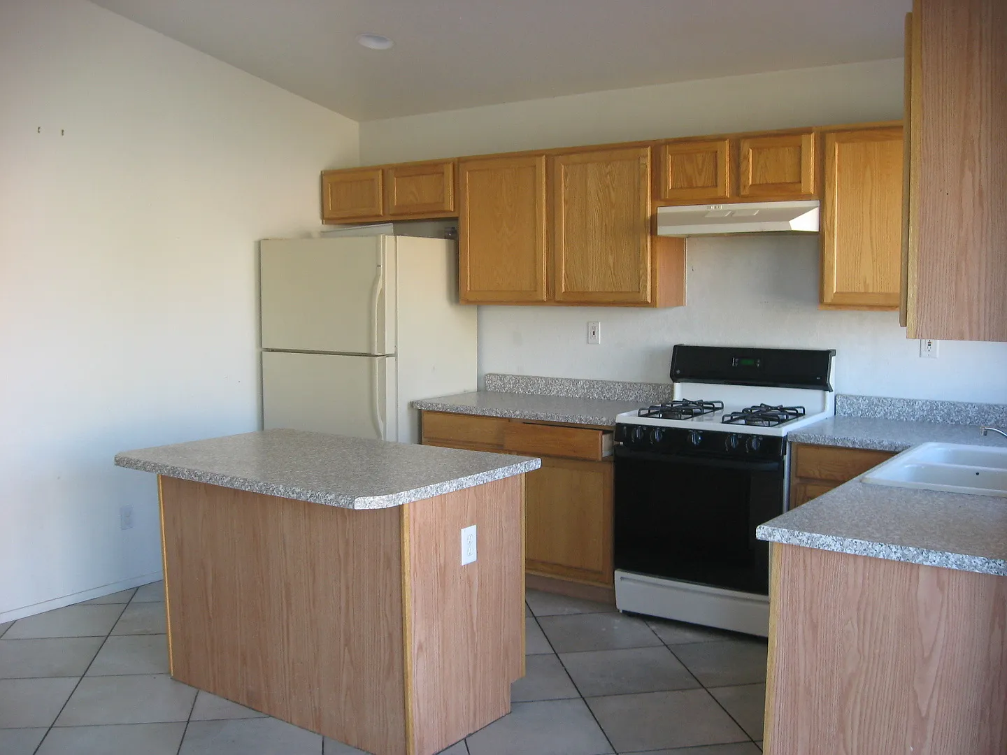 Beautiful Three Bedroom Home Available in Southern Highlands — Photo 4