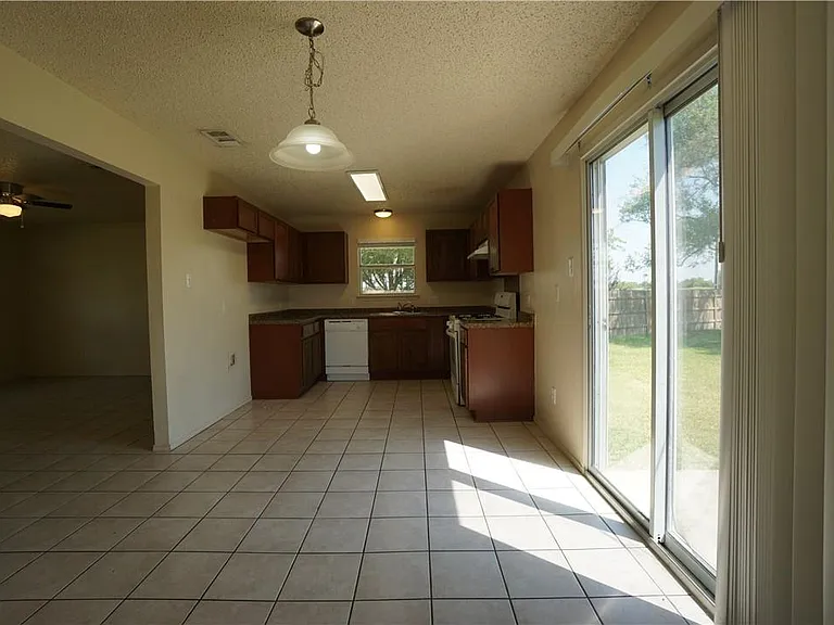 112 Creekside Dr — Photo 3