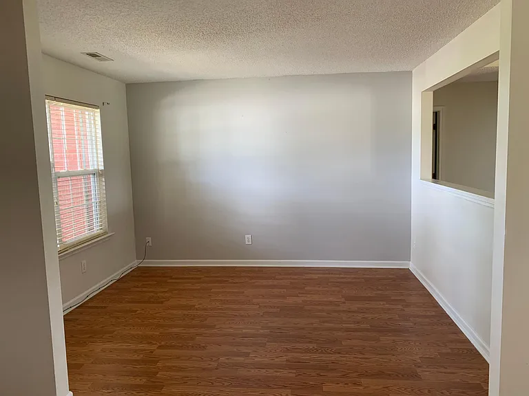 110 Meadowglade Ln — Photo 5