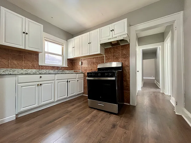 9 Rosedale Ave #2 — Photo 2