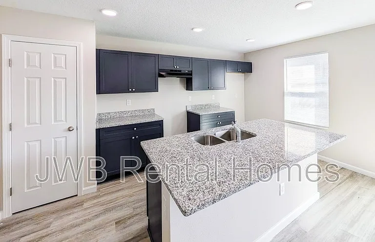 8905 1st Ave — Photo 2