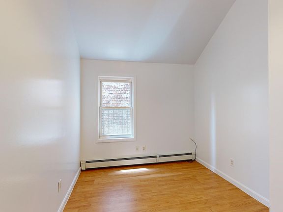 5th image of 685 Montgomery St #2