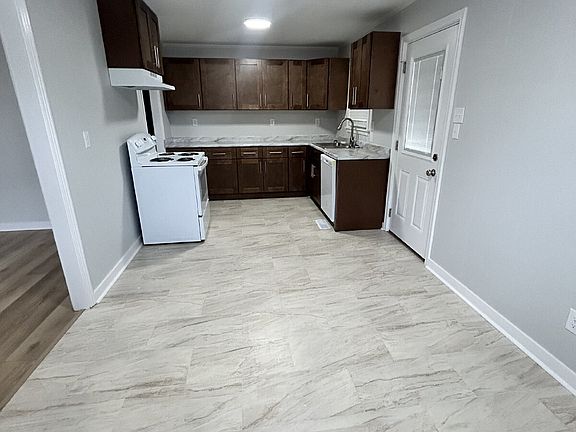 3rd image of 2516 Vine St
