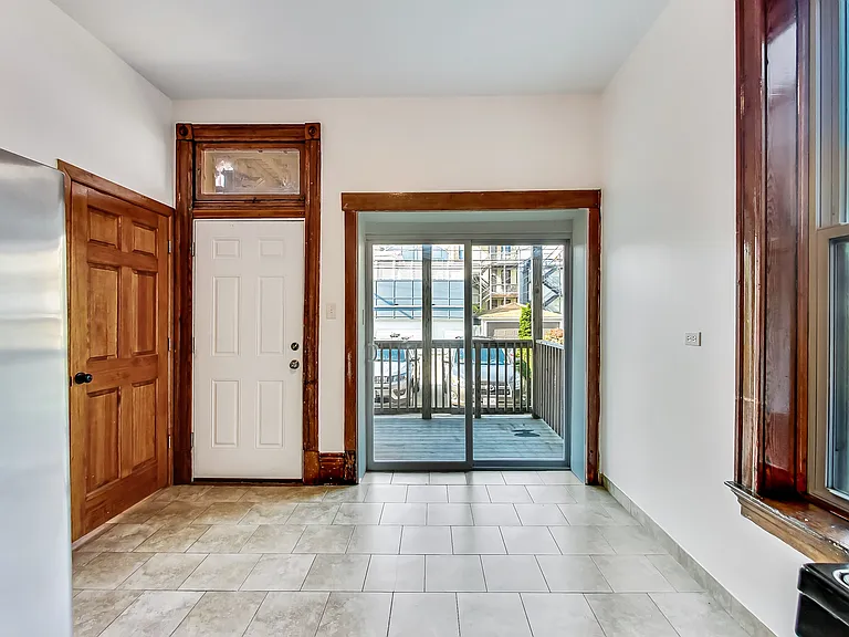1138 W Addison St #1 — Photo 7