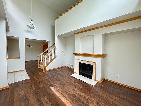 Living room & gas fireplace