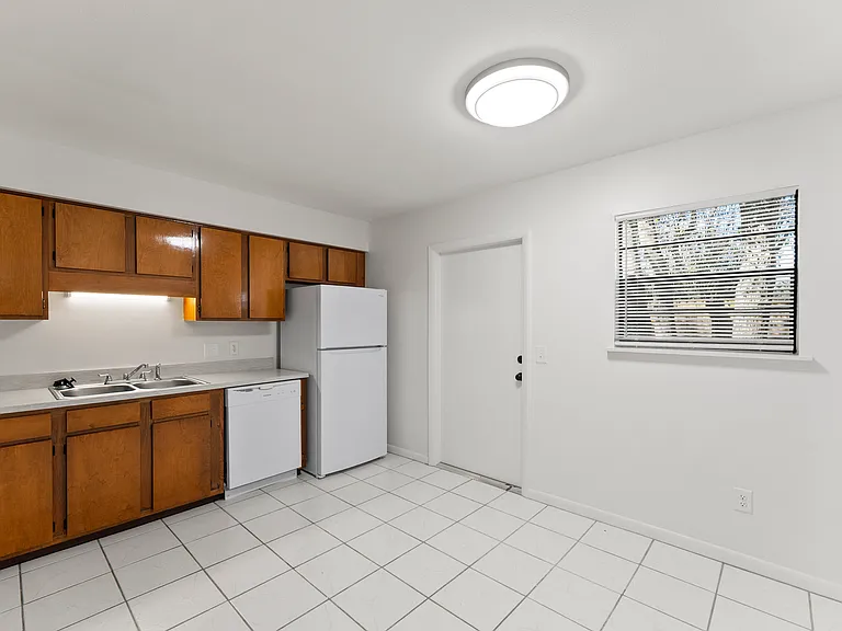 Briarwood Apartments — Photo 12