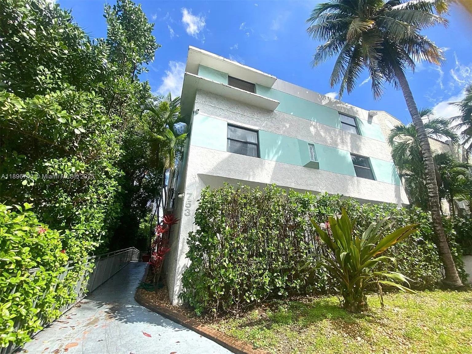 Hibiscus South Condo — Photo 1