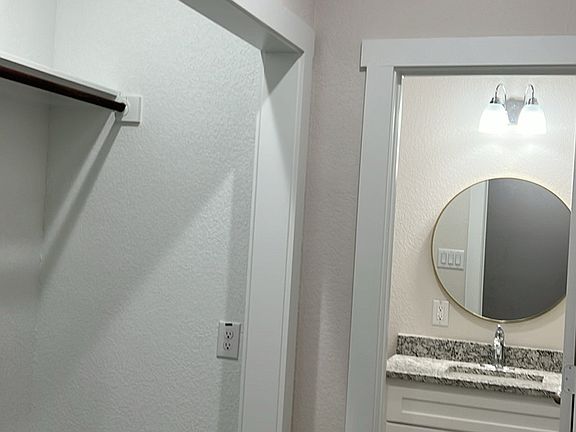 3rd image of 925 Longino St #6