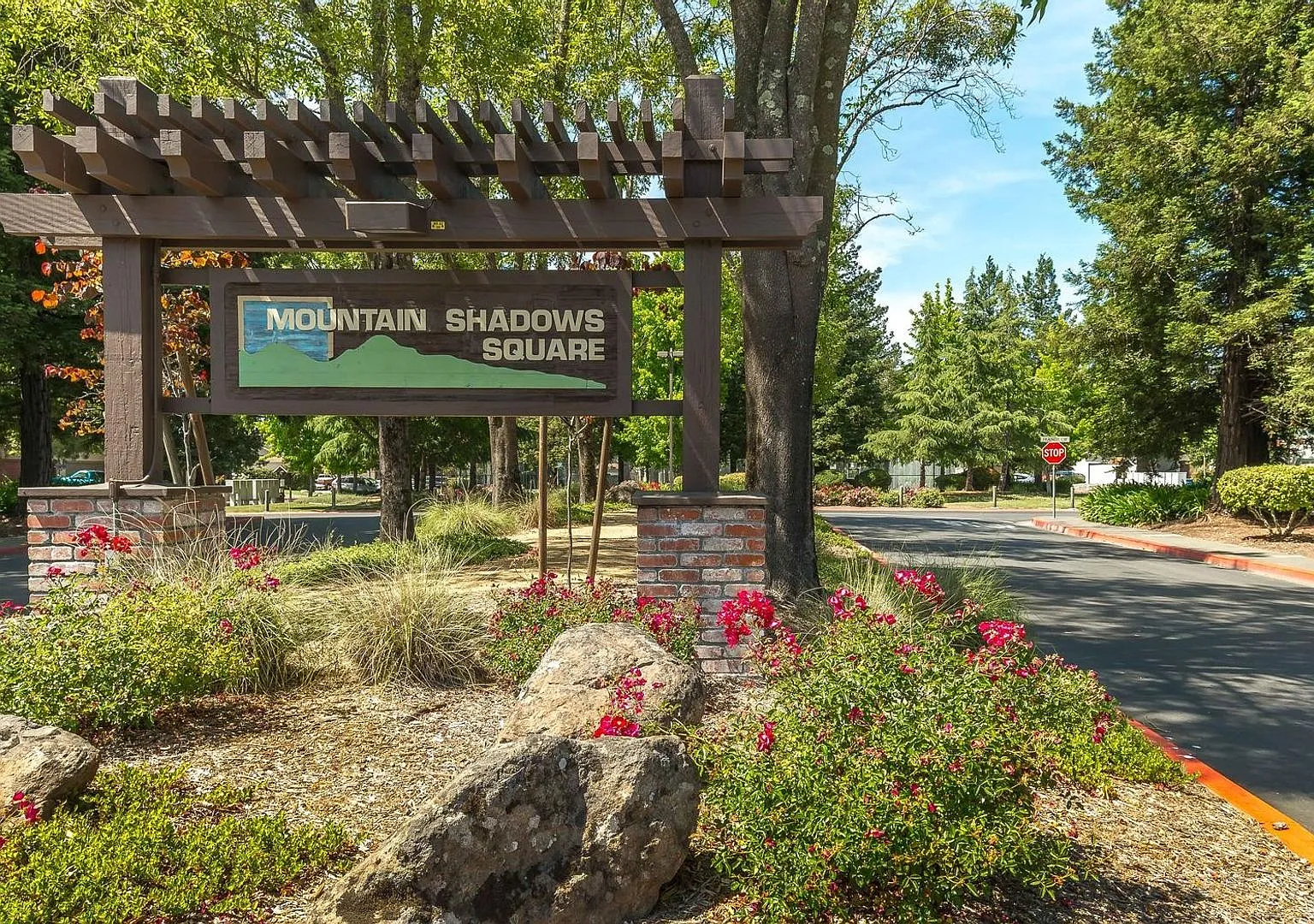 3 bedroom 2 bath Mountain Shadow Square — Photo 1
