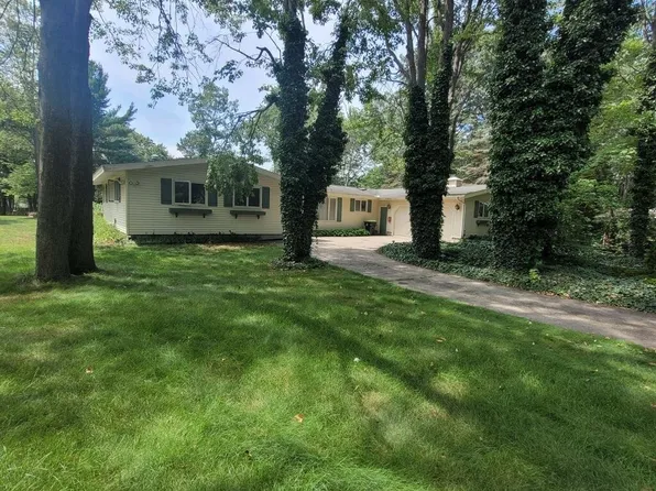 5601 Lamplighter Ln, Midland, MI 48642