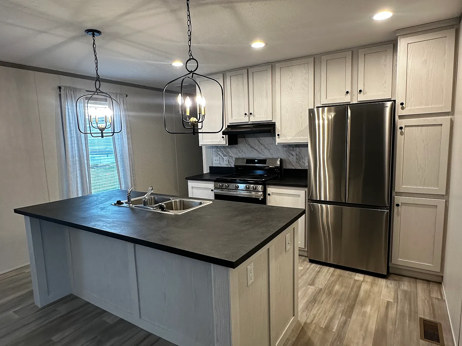 3 bed, 1056 sqft, $999 — Photo 3