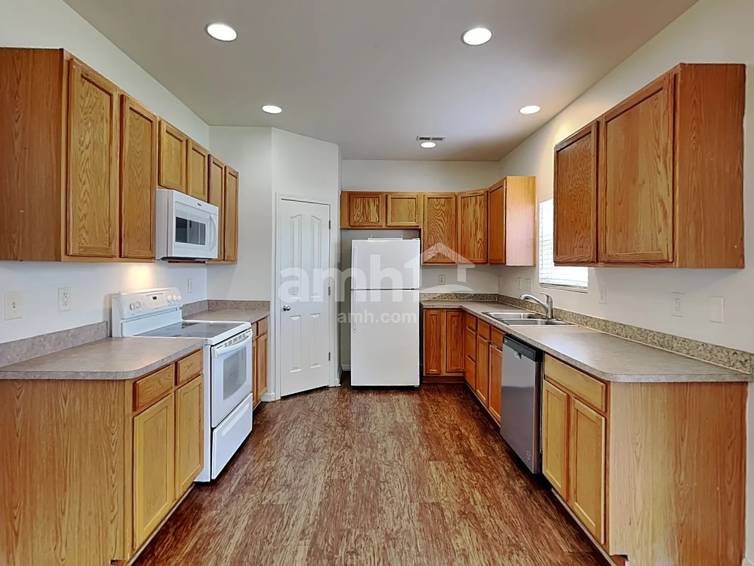 4 bed, 3.5 bath, 2701 sqft, $2,485 — Photo 3