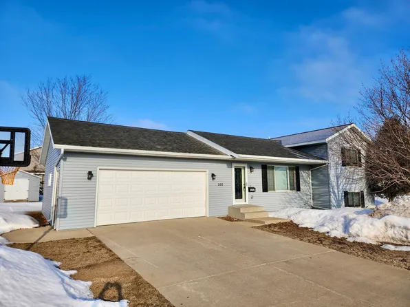 202 Rainbow Dr, Marshall, MN 56258