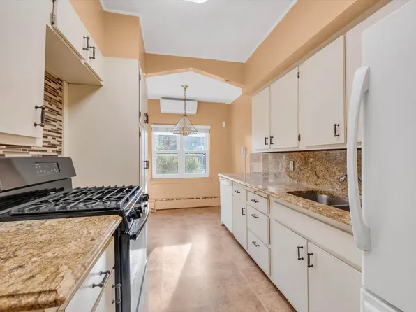 67-56 Exeter Street image 5 of 25