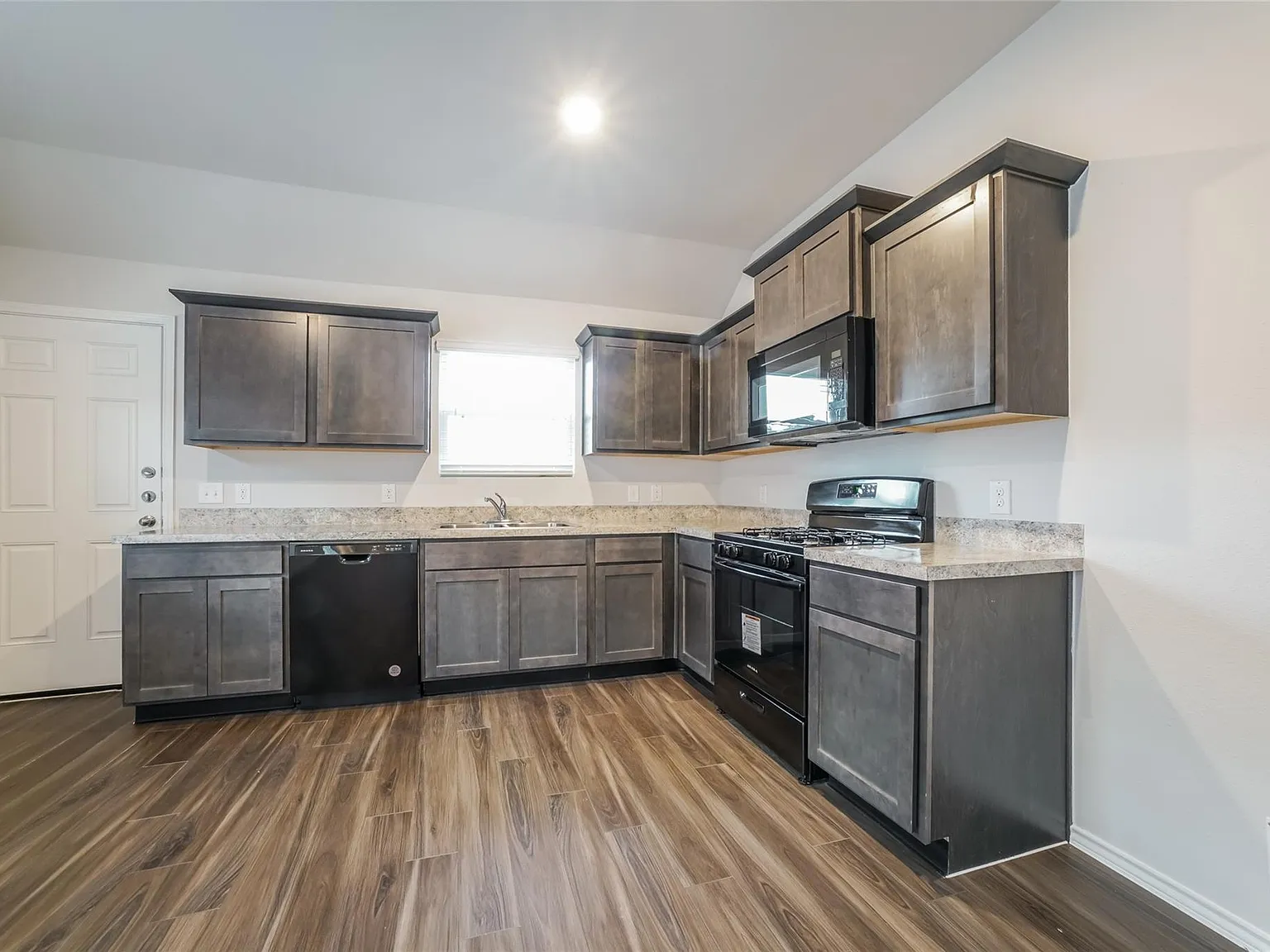 3 bed, 2.0 bath, 1398 sqft, $1,655 — Photo 1