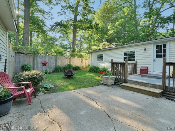 250 Indian Trl, Columbiaville, MI 48421