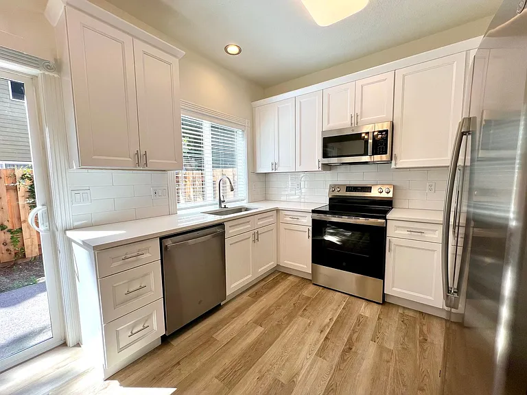 16733 NE Halsey St — Photo 3