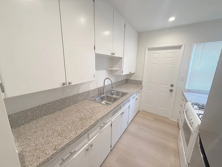 4123-4125 Ocean View Blvd — Photo 8