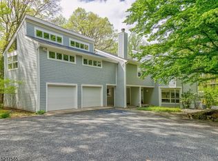 58 Mountain Rd, Hopewell, NJ 08525
