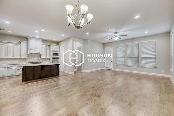 3 bed, 2.0 bath, 1990 sqft, $2,899 — Photo 4