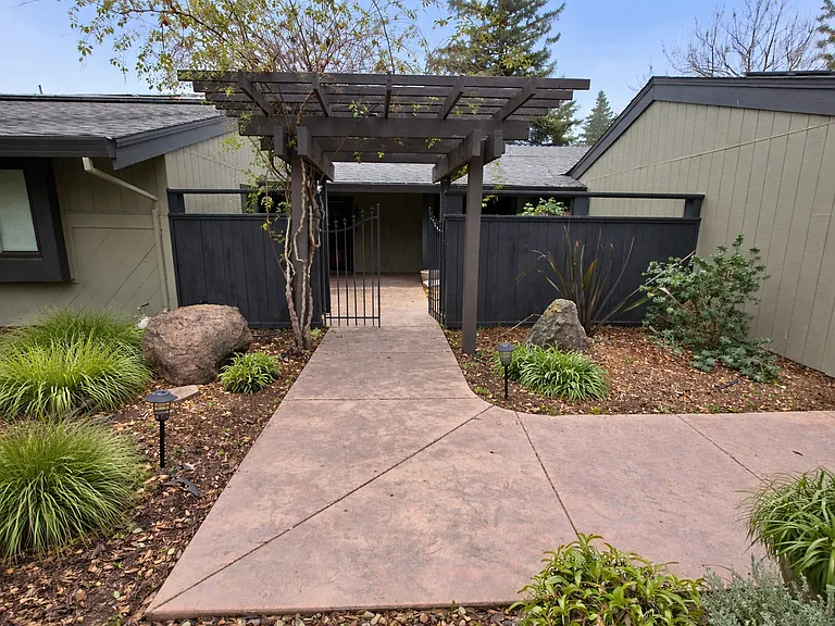 1118 Marina Cir — Photo 16