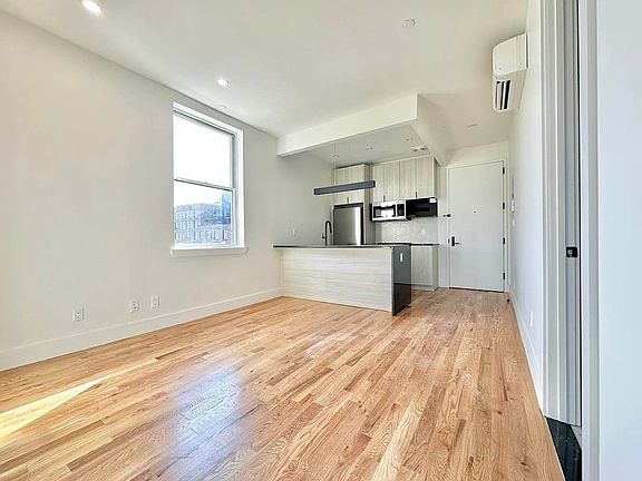 4th image of 557 Saint Johns Pl #501