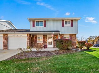 1692 Castbourne Ct, Wheaton, IL 60189