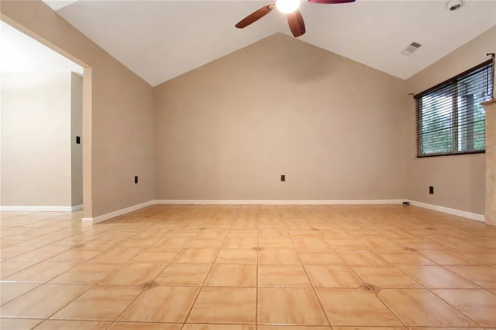 1 bed, 1.0 bath, 990 sqft, $750 — Photo 4